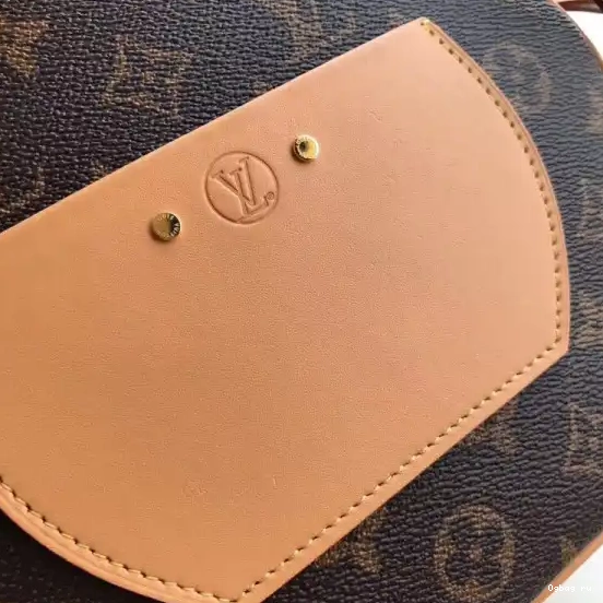 PETITE Louis CHAPEAU BOITE Vuitton 0511